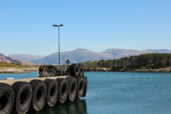 Le quai du ferry est toujours protégé par d’énormes pneus, les plus efficaces des défenses.