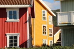 Les vieilles maisons sur le fjord et l’église avec sont clocher en forme de bulbe sont avenants